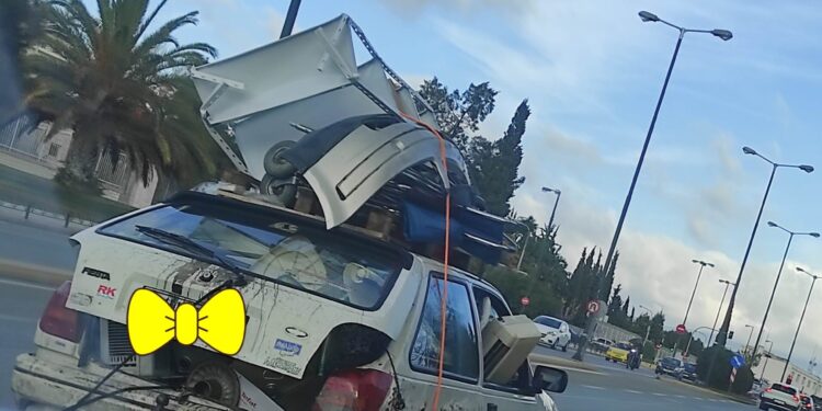 Αυτοκίνητο – σκουπιδοντενεκές, που γράφει στα παλιά του τα παπούτσια τον ΚΟΚ