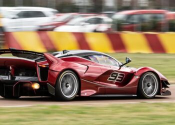 Eτσι …ουρλιάζει στην πίστα η νέα Ferrari FXX K Evo των 1000+ ίππων (video)