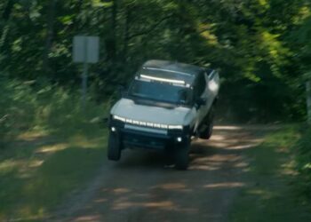 Μπορεί να …πετάξει ένα Hummer 2+ τόνων; (+video)