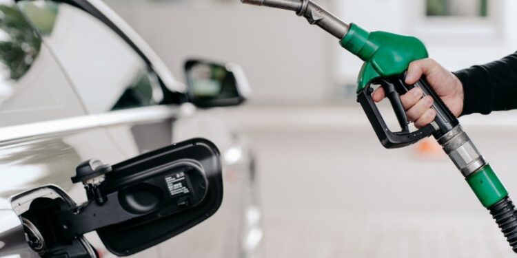 Μύθοι και αλήθειες για τις τιμές των καυσίμων