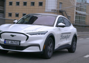 Εκπαιδεύοντας νέους οδηγούς με την ηλεκτρική Ford Mustang Mach-E (+video)