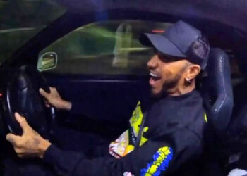 Ο Χάμιλτον κάνει σβούρες ένα Nissan GT-R!