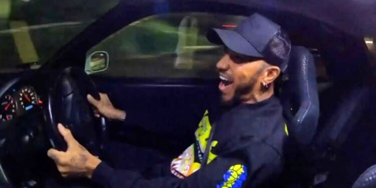 Ο Χάμιλτον κάνει σβούρες ένα Nissan GT-R!