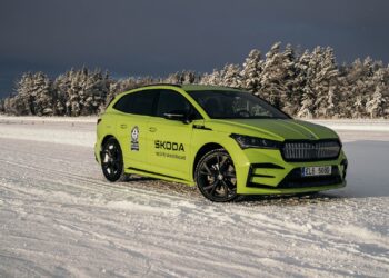 Η Škoda σημείωσε δύο επίσημα παγκόσμια ρεκόρ drift στον πάγο με το Enyaq RS iV SUV