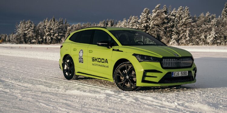 Η Škoda σημείωσε δύο επίσημα παγκόσμια ρεκόρ drift στον πάγο με το Enyaq RS iV SUV