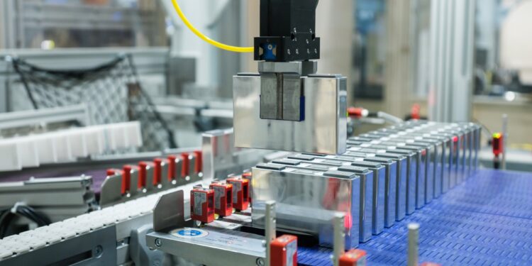 Ξεκινά η λειτουργία της πρώτης γραμμής επίστρωσης κυψελών για μονάδες μπαταριών