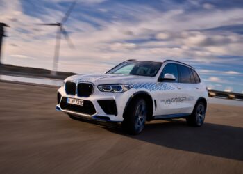 Το BMW Group φέρνει αυτοκίνητα υδρογόνου στο δρόμο: Ξεκινά η λειτουργία πιλοτικού στόλου με την BMW iX5 Hydrogen.