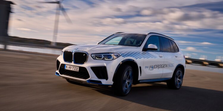 Το BMW Group φέρνει αυτοκίνητα υδρογόνου στο δρόμο: Ξεκινά η λειτουργία πιλοτικού στόλου με την BMW iX5 Hydrogen.