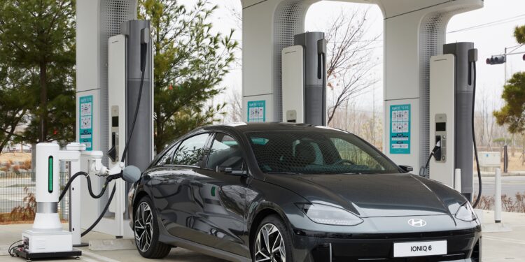 H Hyundai αποκαλύπτει ρομπότ για αυτόματη φόρτιση  ηλεκτρικών οχημάτων