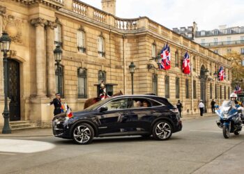 ΕΠΙΣΚΕΨΗ ΤΟΥ ΒΑΣΙΛΙΑ ΚΑΡΟΛΟΥ Γ’ ΣΤΗΝ ΓΑΛΛΙΑ ΤΟ DS7 ΣΤΗΝ ΚΑΡΔΙΑ ΤΗΣ ΠΑΡΕΛΑΣΗΣ ΤΩΝ ΗΛΥΣΙΩΝ  ΠΕΔΙΩΝ