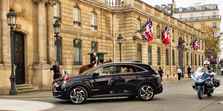 ΕΠΙΣΚΕΨΗ ΤΟΥ ΒΑΣΙΛΙΑ ΚΑΡΟΛΟΥ Γ’ ΣΤΗΝ ΓΑΛΛΙΑ ΤΟ DS7 ΣΤΗΝ ΚΑΡΔΙΑ ΤΗΣ ΠΑΡΕΛΑΣΗΣ ΤΩΝ ΗΛΥΣΙΩΝ  ΠΕΔΙΩΝ