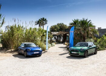 To νέο MINI Cooper με κινητήρα βενζίνης: Το νέο MINI Cooper C και το νέο MINI Cooper S.