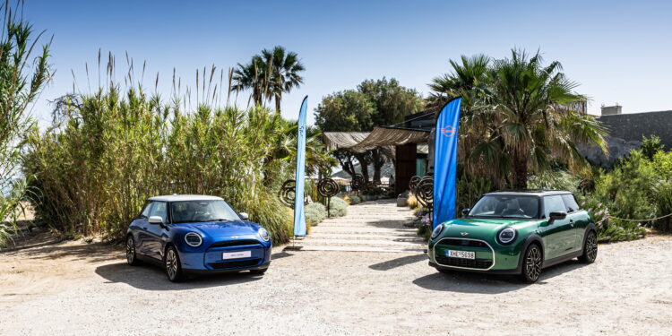 To νέο MINI Cooper με κινητήρα βενζίνης: Το νέο MINI Cooper C και το νέο MINI Cooper S.