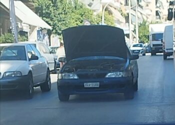 Μόνο στην Ελλάδα: Οδηγεί με ανοιχτό το καπό σε κεντρικό δρόμο στην Αθήνα!!!