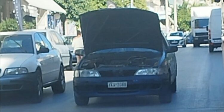 Μόνο στην Ελλάδα: Οδηγεί με ανοιχτό το καπό σε κεντρικό δρόμο στην Αθήνα!!!