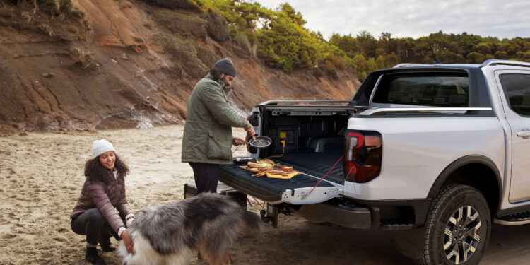 Το νέο Ford Ranger Plug-in Hybrid (PHEV) έχει πολυχρηστική πόρτα