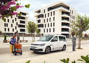 Διαθέσιμη η plug-in υβριδική έκδοση του Caddy Life