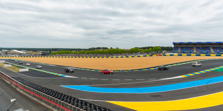 Tο νέο PEUGEOT E-208 GTI έκανε τον πρώτο του γύρο στην θρυλική πίστα του Le Mans