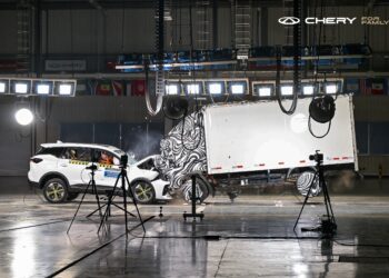 Εντυπωσιακό crash test του Chery Tiggo 7 μπροστά στα μάτια του κοινού