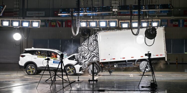 Εντυπωσιακό crash test του Chery Tiggo 7 μπροστά στα μάτια του κοινού